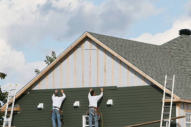 Professional Siding technician working in Seaford, NY